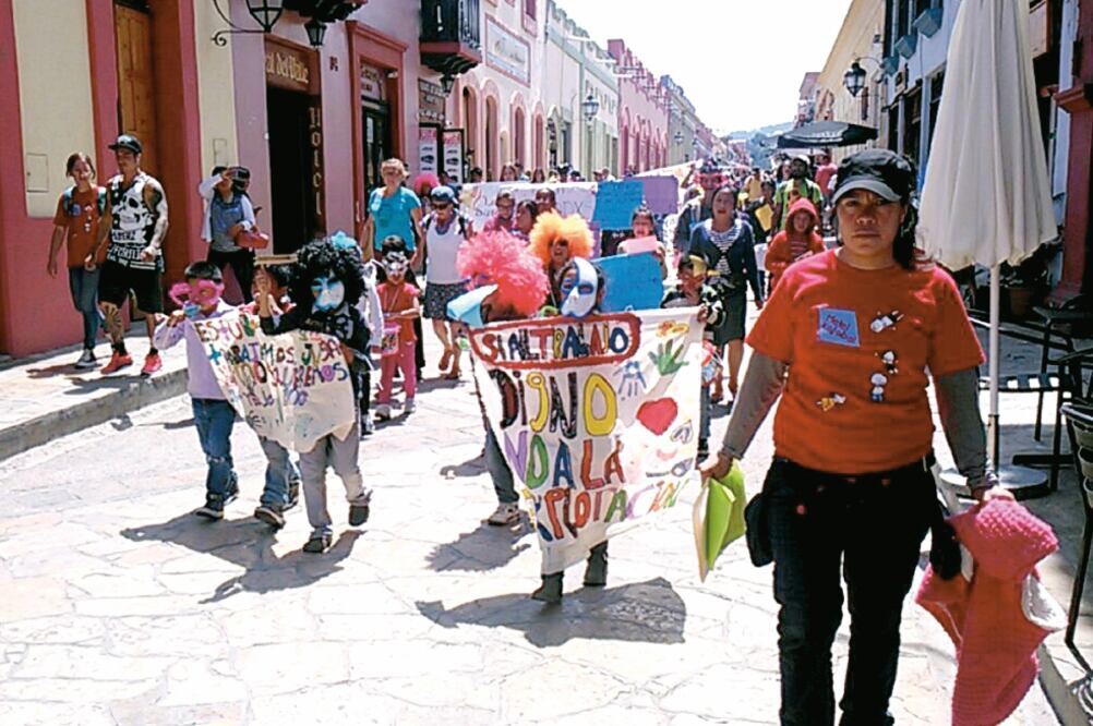 En compañía de sus mamás y activistas, los menores pidieron a las autoridades que en vez de erradicar el trabajo infantil, protejan a los niños y adolescentes de la violencia, explotación y discriminación (FREDY MARTÍN PÉREZ. EL UNIVERSAL)