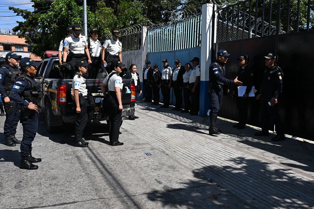 Policías de Guatemala hacen guardia frente a la escuela de educación especial Alida España de Arana donde permanecen los niños rescatados en la ciudad de Guatemala el 22 de diciembre de 2024. Foto: AFP