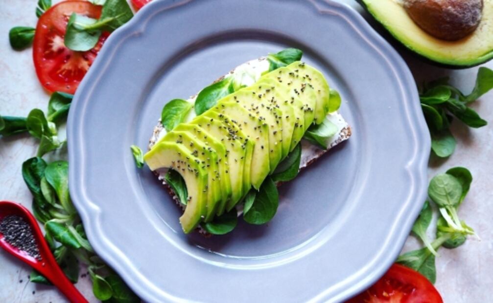 Para qué sirve el té de hueso de aguacate