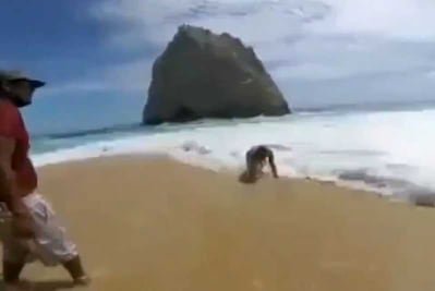 Captan en video cuando olas arrastran a turistas en Arco de Cabo San Lucas
