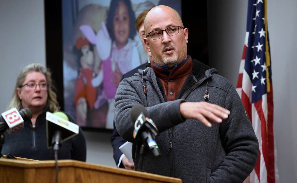 Carlos Reyes-Couvertier habla en una conferencia de prensa en el Departamento de Policía de New Haven el miércoles 12 de marzo de 2025 sobre la resolución del caso sin resolver del secuestro parental en 1999 de su hija, Andrea Reyes. Foto: (Arnold Gold/ Hearst Connecticut Media via AP)