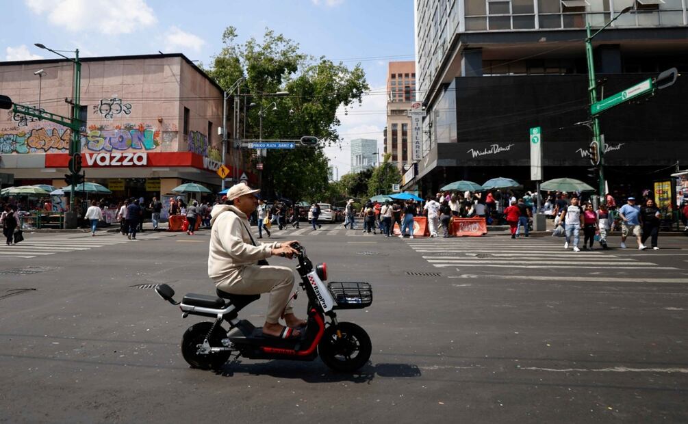 Vehículos eléctricos que circulan por el carril del trolebús. FOTO: DIEGO SIMÓN SÁNCHEZ