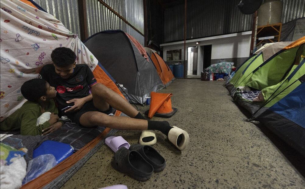 Migrantes varados en México buscan nuevo comienzo, después de que Trump eliminara la vía legal a EU. Foto: AP