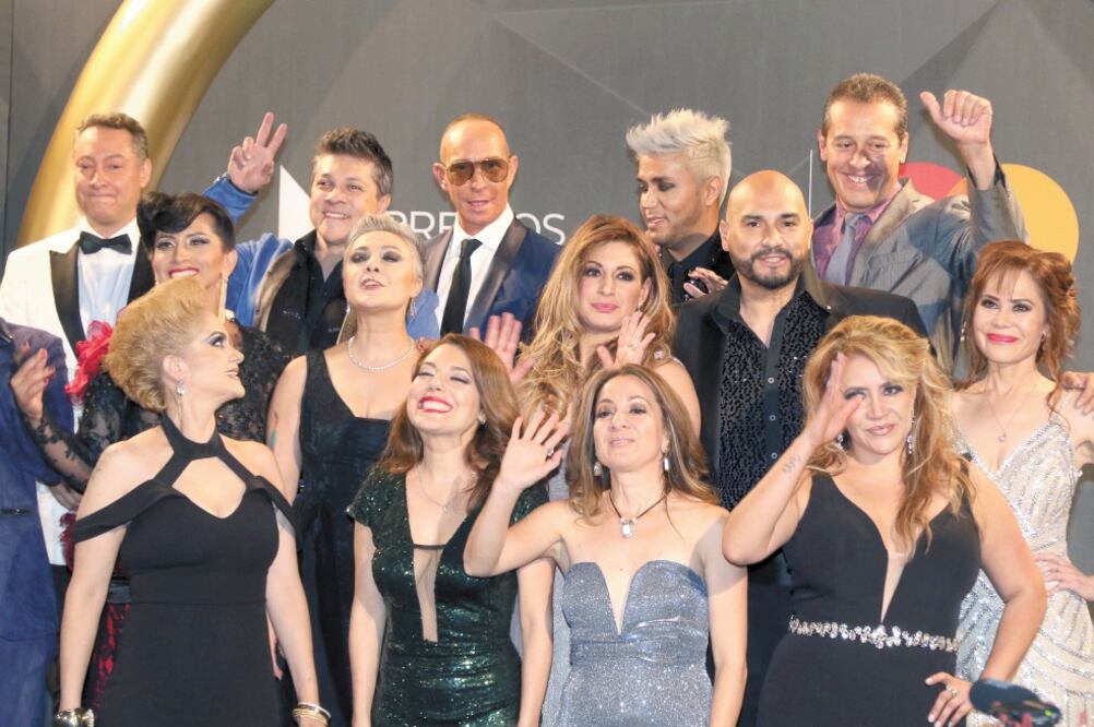 El elenco de la obra Rent , en la zona de ganadores. Sophie Alexander, en la alfombra. Foto/CARLOS MEJÍA. EL UNIVERSAL