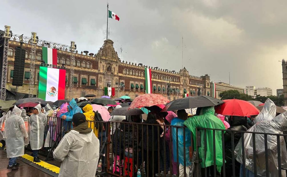 Por las lluvias, asistentes del Zócalo capitalino usan impermeables y paraguas para evitar mojarse. Foto: Berenice Fregoso/ EL UNIVERSAL
