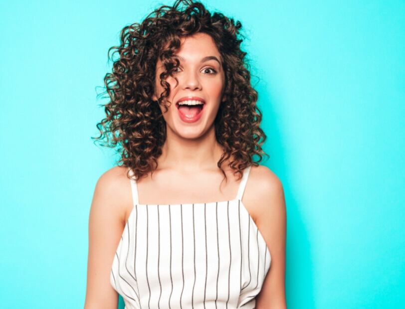 Rizos definidos, controlados y con cuerpo. Foto: Freepik