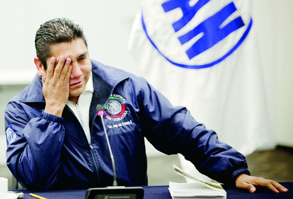 Como candidato a la gubernatura de Colima propuso la venta del avión y camionetas del gobierno estatal; como coordinador del PAN en el Senado gastó más de un millón de pesos en plenarias (ARCHIVO EL UNIVERSAL)