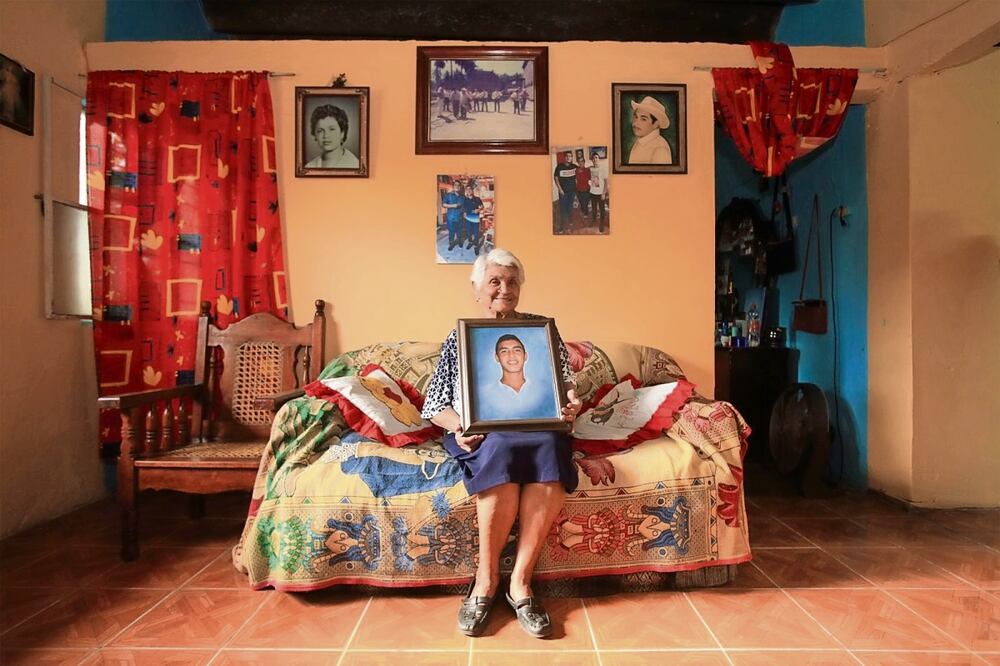Media hora antes de ser atacado por policías, Chander había estado en casa de su abuela, quien ahora muestra su foto con orgullo y nostalgia. Foto: Edwin Hernandez