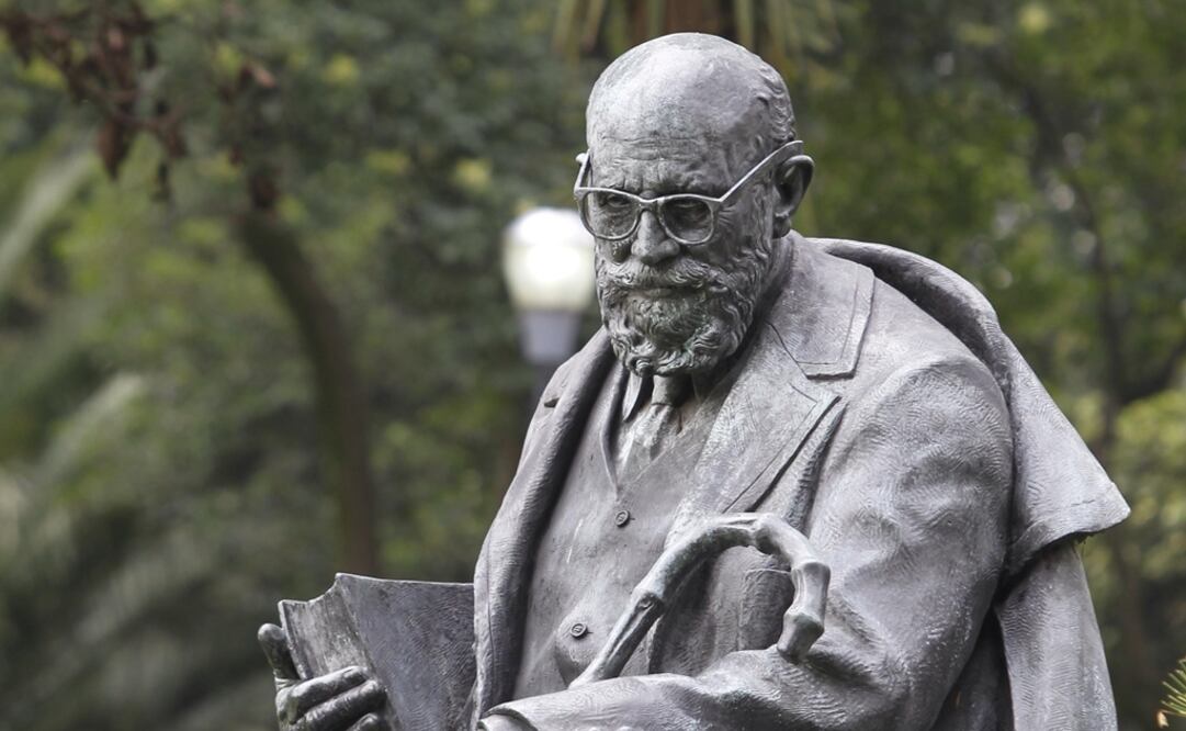 Escultura en honor al poeta español León Felipe en el bosque de Chapultepec. Foto: EFE/Sáshenka Gutiérrez
