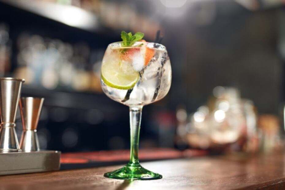 Prepara cocktails con ginebra