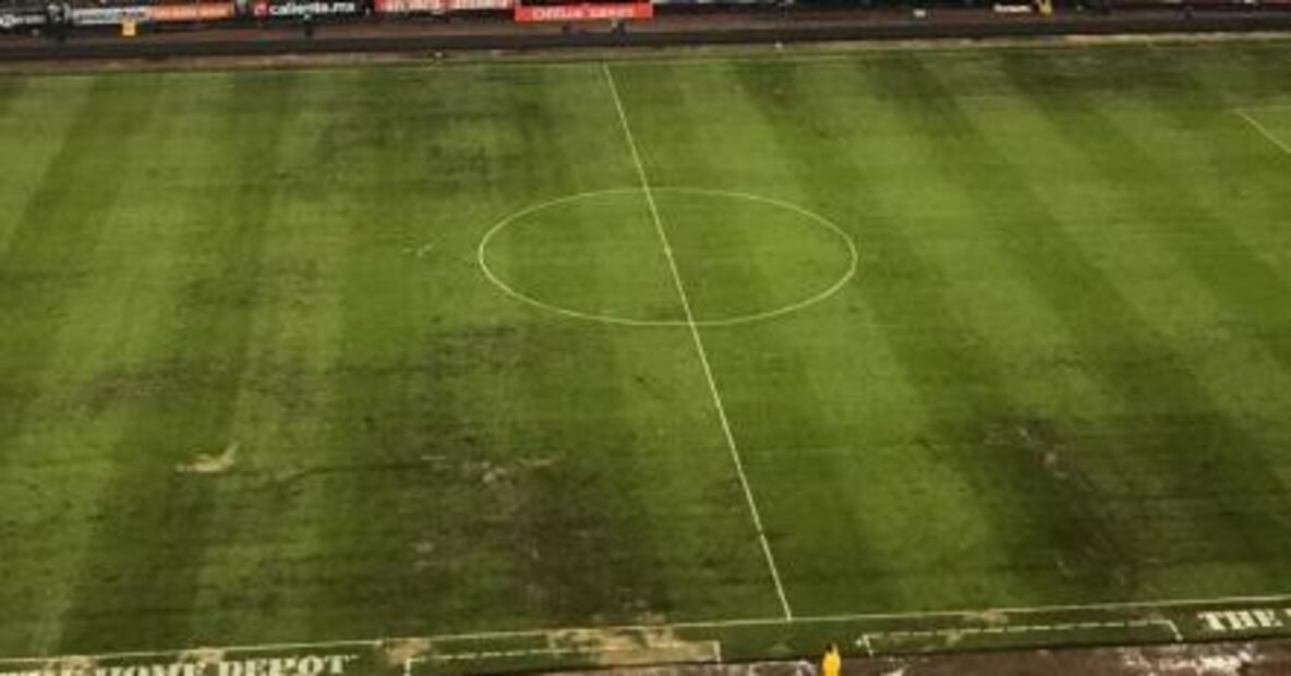 El fracaso del pasto del Estadio Azteca