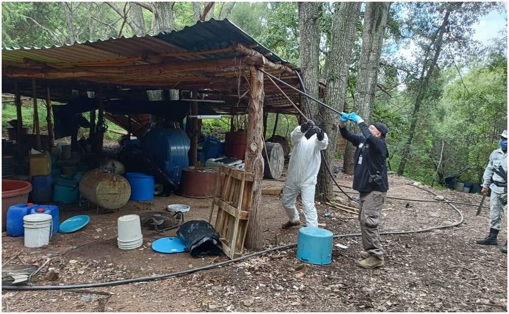 Se aseguraron sustancias químicas desconocidas y otros materiales durante desarticulación de laboratorio de metanfetaminas en los límites de Jalisco y Zacatecas. Foto: Sedena