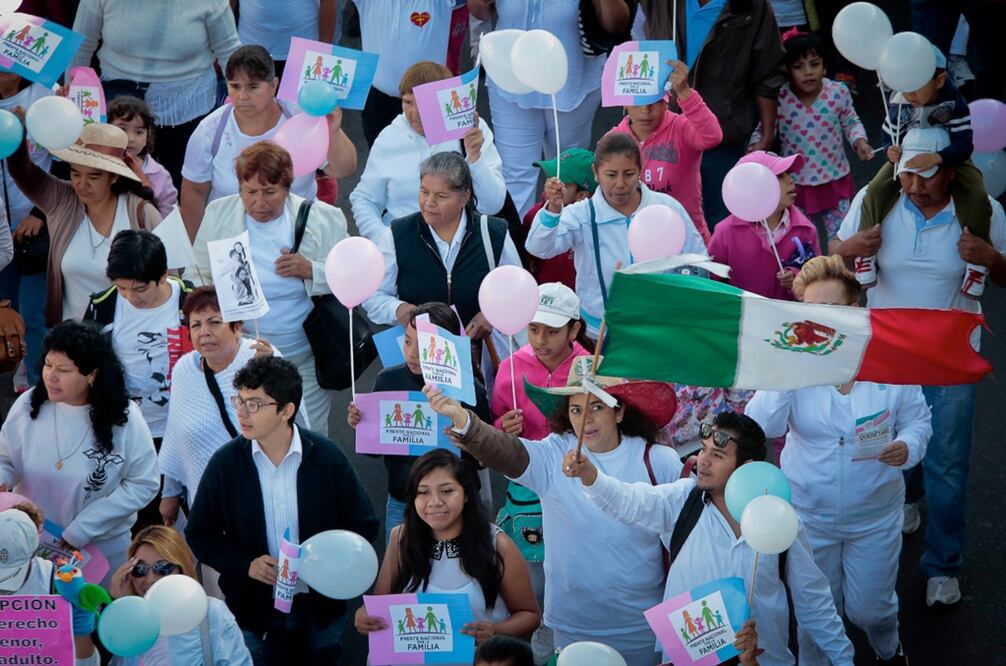 QUERÉTARO.
Alrededor de 35 mil personas acudieron a la marcha convocada esta mañana por el Frente Nacional por la Familia en contra de la iniciativa presidencial para legalizar los matrimonios igualitarios. Foto Víctor Pichardo