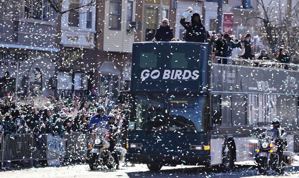 Miles de aficionados en Filadelfia celebran a los campeones del Super Bowl LIX. Foto: AP