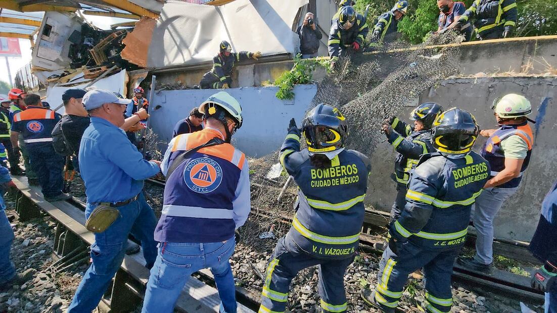 Durante la mañana y tarde del martes se realizaron trabajos para retirar el tráiler y el puente dañado. Foto: Especial