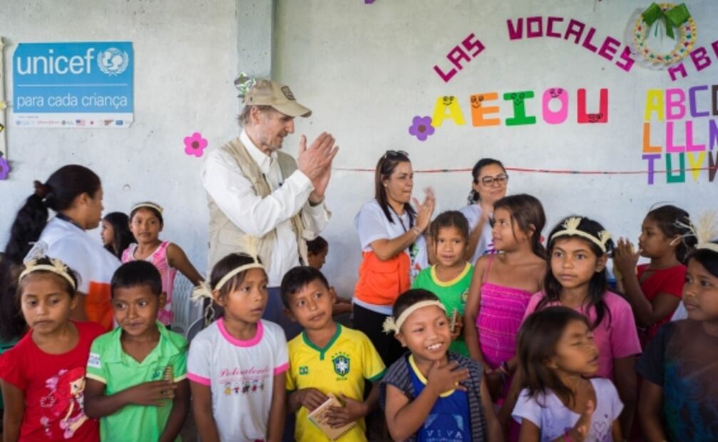 Liam Neeson hace un llamado internacional para apoyar a niños venezolanos