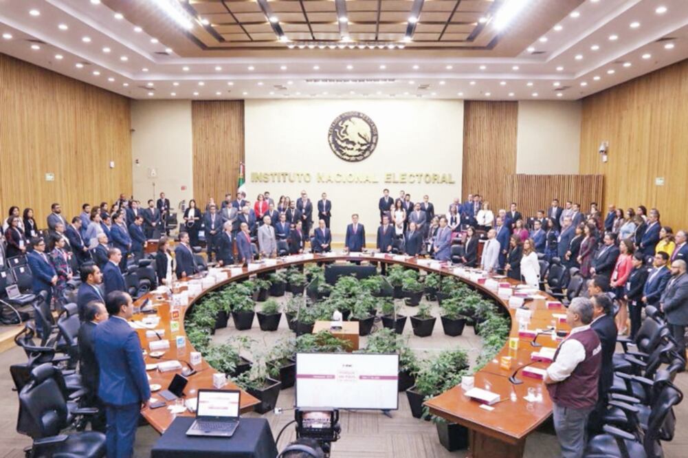 En la sesión del día de ayer del Instituto Nacional Electoral se guardó un minuto de silencio en memoria de los candidatos que fueron asesinados en diferentes estados a lo largo del proceso comicial (ALEJANDRA LEYVA. EL UNIVERSAL)