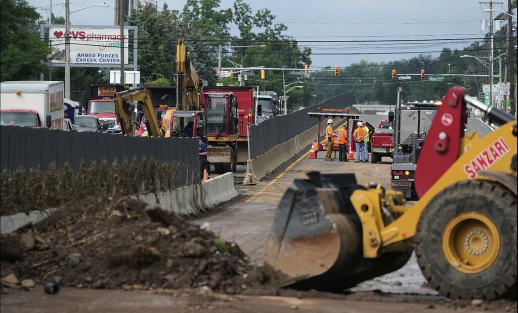 Trabajadores laboren en un tramo dañado de la Ruta 22 por las inundaciones en North Plainfield, Nueva Jersey, el 15 de julio de 2025. Foto: AP