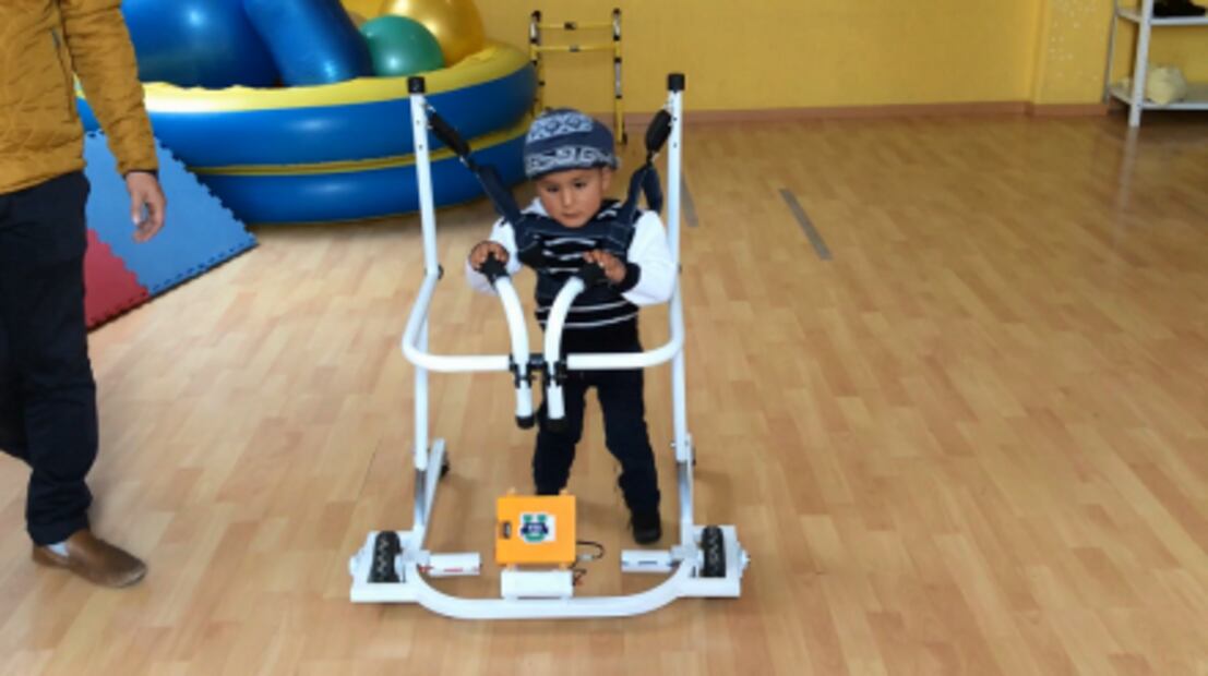 Mexicano crea andadera para niños con discapacidad