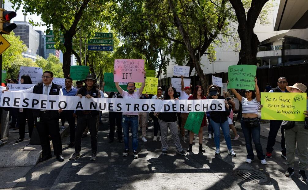 Ante extinción del IFT, trabajadores protestan en el Senado; acusan que no hay mesas de diálogo para una transición. Foto: Hugo Salvador/EL UNIVERSAL