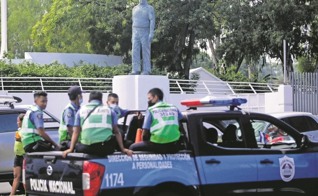 Autoridades vigilan frente al monumento dedicado al héroe nacional Pedro Joaquín Chamorro, en Managua. Foto: Oswaldo Rivas. AFP