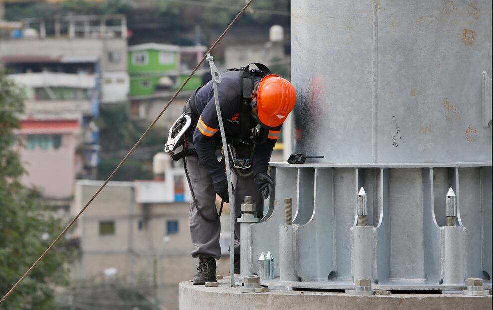 Trabajadores instalan el primeros de los 62 postes que formarán parte de la Línea 3 del Mexicable, que conectará al municipio de Naucalpan con la Ciudad de México, el 30 de junio de 2025. Foto: Foto Darío Luna / EL UNIVERSAL