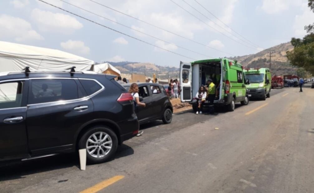 Camión de pasajeros embiste a 10 vehículos en carretera de Malinalco; hay 10 lesionados 