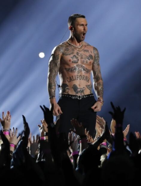 Las fotos de Adam Levine en el Super Bowl que encendieron las redes