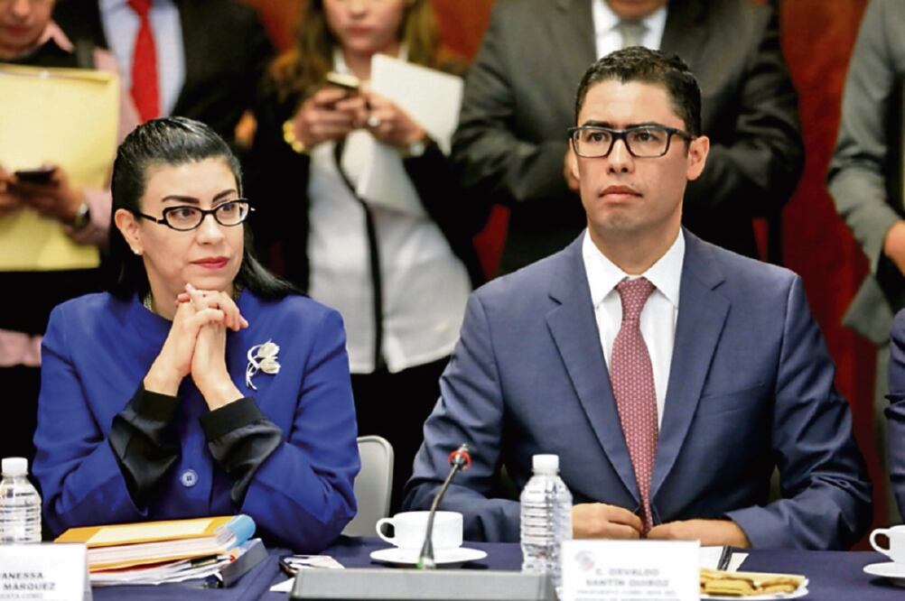 Vanessa Rubio, subsecretaria de Hacienda, reiteró el compromiso con la estabilidad y el manejo responsable de la deuda. A Osvaldo Santín, jefe del SAT, los senadores le pidieron trabajar para evitar el contrabando (CORTESÍA)