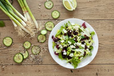 Prepara una refrescante ensalada con aguacate y queso