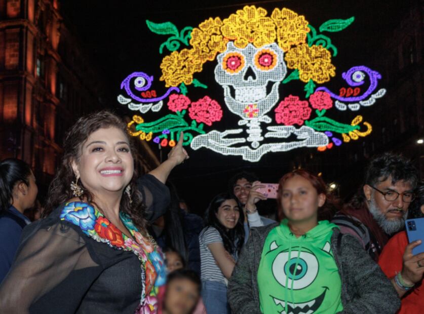 Clara Brugada inauguró esta noche el alumbrado por Día de Muertos en el Zócalo. (30/10/2024). Foto: Yaretzy M. Osnaya/ EL UNIVERSAL