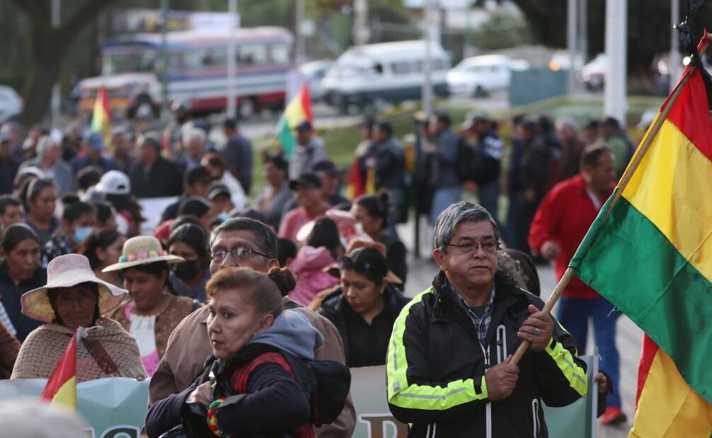 Personas participan en una protesta exigiendo justicia por la muerte de un oficial en enfrentamientos con simpatizantes de Evo Morales este miércoles, en Cochabamba, Bolivia. Foto: EFE/ Luis Gandarillas