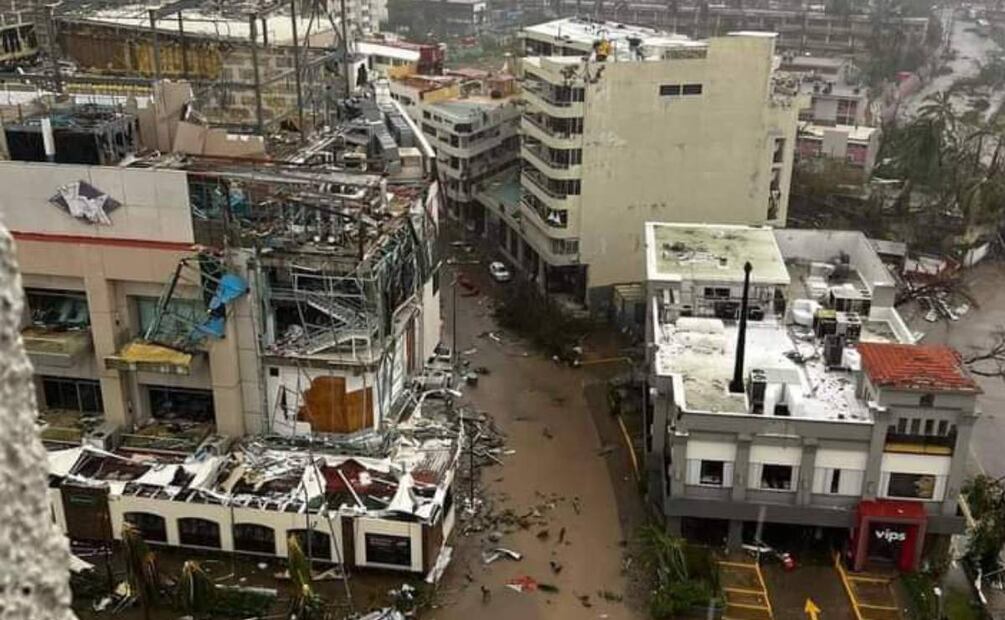 Plazas, hoteles y calles lucen destruidas tras la entrada del huracán Otis al puerto de Acapulco. Foto: Cuartoscuro/El Universal