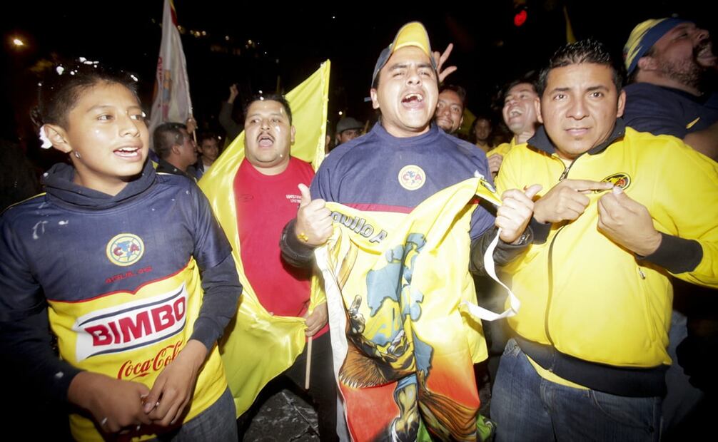 Aficionados del Club América festejando en el Ángel de la Independencia la victoria de su equipo en el Torneo Clausura 2013. Foto: Juan Boites/El UNIVERSAL.