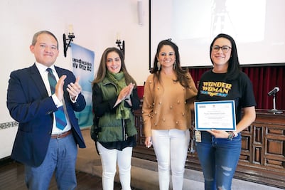 Debaten retos de la comunicación actual