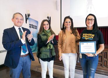 Debaten retos de la comunicación actual