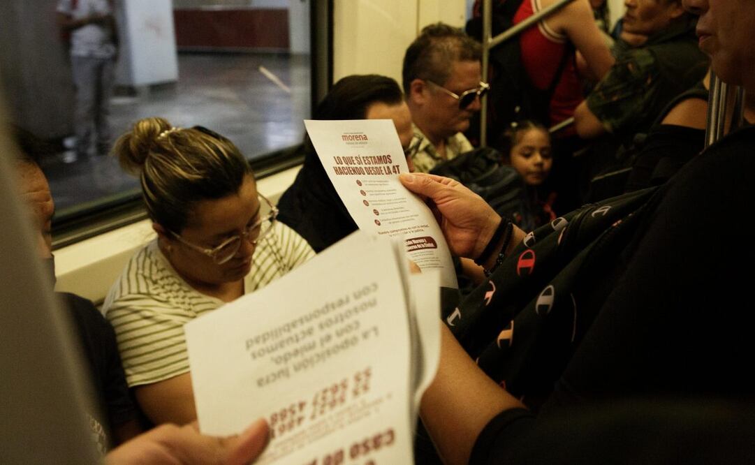 Distribuyen volantes en el Metro para informar sobre las acciones contra los pinchazos (06/05/2025). Foto: Especial