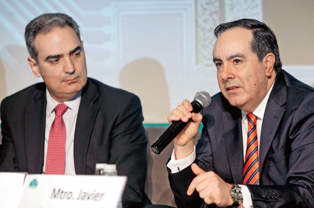 El comisionado Fromow del Instituto Federal de Telecomunicaciones (der.), dijo que el preponderante será compensado en la desagregación del bucle local (ARCHIVO EL UNIVERSAL)