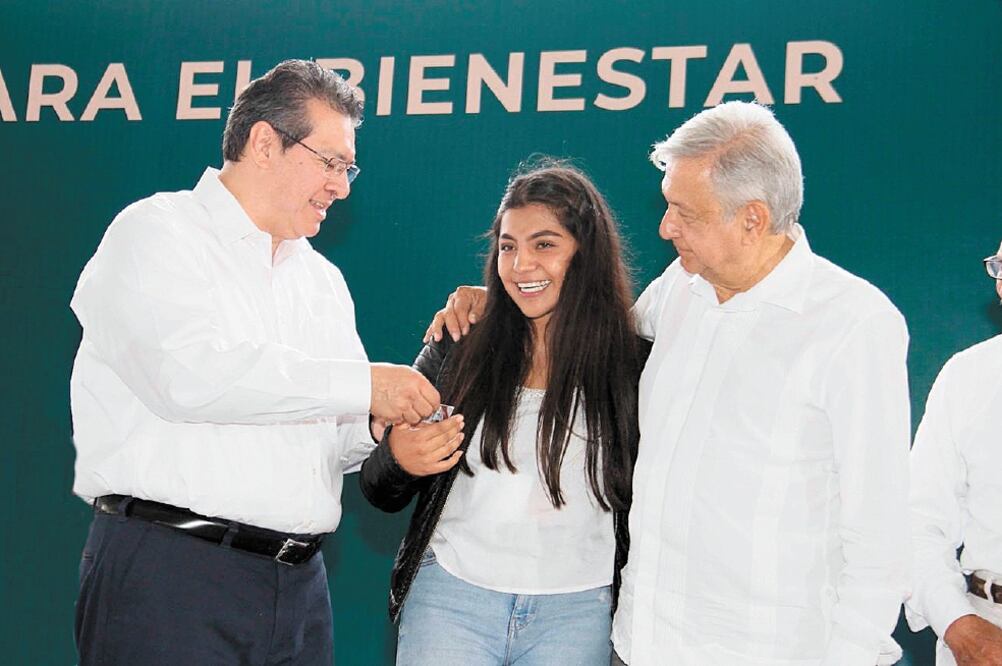 El mandatario estatal Marco Mena acompañó a Andrés Manuel López Obrador en la entrega de programas de Bienestar en Tlaxcala. Foto: ESPECIAL