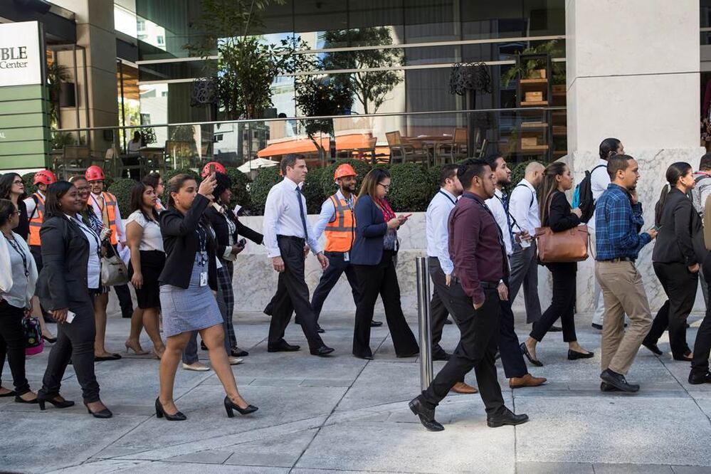 Decena de trabajadores salen a las calles tras evacuar sus oficinas luego de registrarse un sismo este lunes en Santo Domingo (República Dominicana). EFE/Orlando Barría