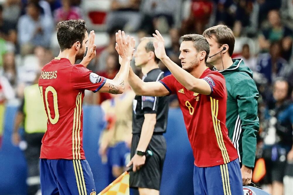 España pasa con autoridad