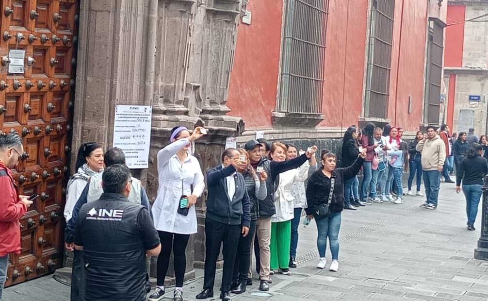 En la casilla de la sección 4748, ubicada sobre la calle Moneda, a un costado de Palacio Nacional, donde votará la presidenta Claudia Sheinbaum, vecinos han comenzado a llegar. Foto: Especial