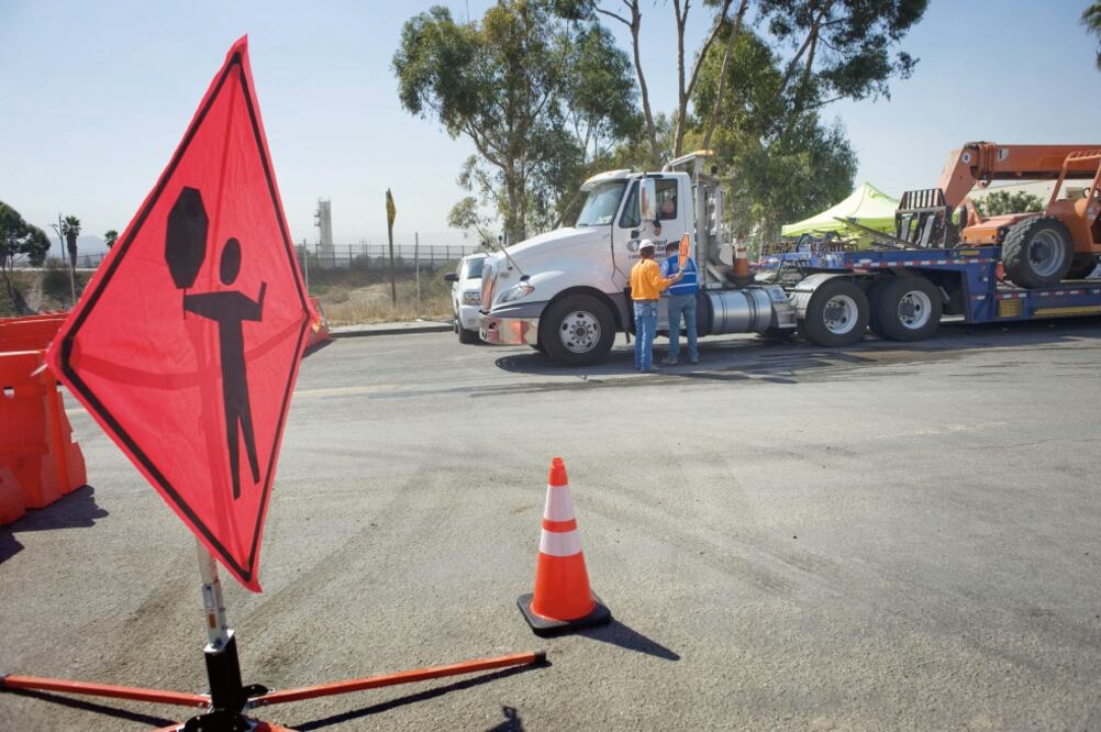 Agentes de la oficina del alguacil del condado de San Diego cortan el acceso al área cercana en donde se construirán los prototipos del muro fronterizo, en San Diego, California (DAVID MAUNG. EFE)