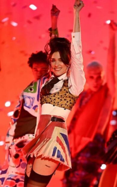Dua Lipa trae de vuelta la tendencia de las faldas tableadas