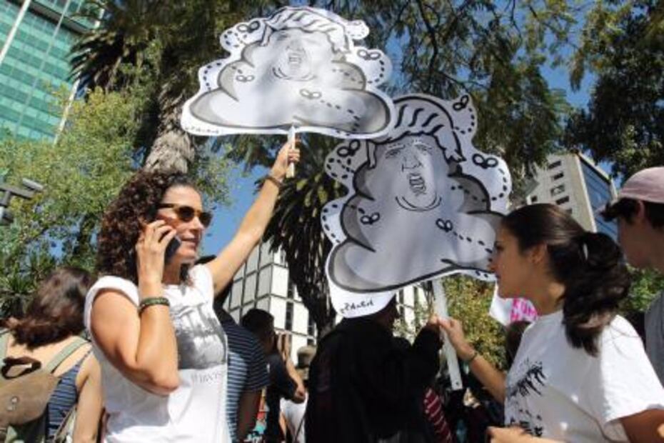 Mujeres protestan contra Trump en la Embajada de EU