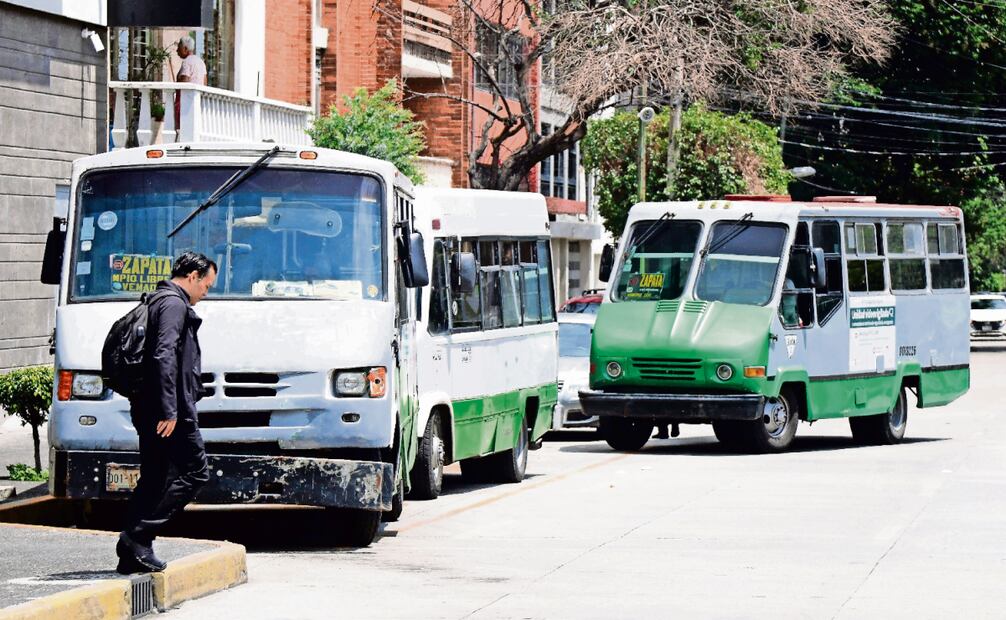Transportistas afirman que no han recibido bonos para combustible y el diésel ha subido de costo. Foto: Carlos Mejía / EL UNIVERSAL
