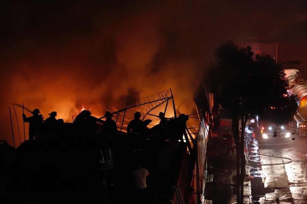 Al menos 6 vecindades tuvieron que ser evacuadas, de 3 mil a 5 mil personas, entre vecinos y locatarios / BERENICE FREGOSO. EL UNIVERSAL