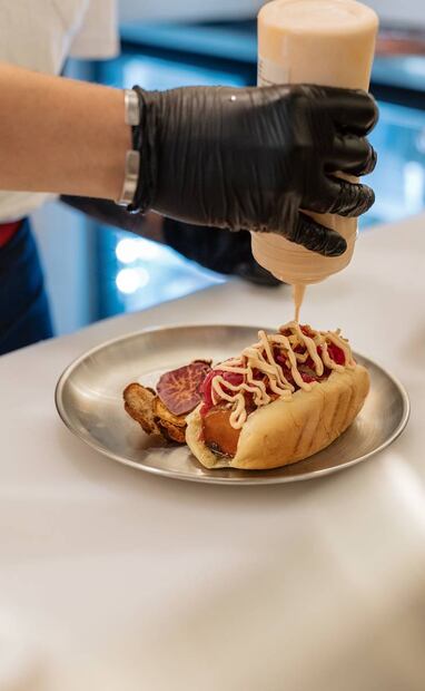 Acorde a los retos del mercado actual, un original aporte de POGA es el hotdog vegetariano, que preparan con una zanahoria sazonada con una mezcla particular de especias. Foto: POGA.