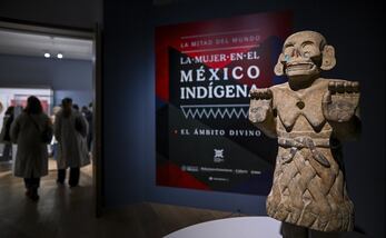 El Ministerio de Asuntos Exteriores y la Secretaría de Cultura del Gobierno de México presentan este viernes la exposición "La mitad del mundo. La mujer en el México indígena", que reúne 435 piezas procedentes de colecciones de todo México en un proyecto binacional con el que se busca reforzar los vínculos entre ambos países, en la Casa de México de Madrid. 
FOTO: EFE/ Fernando Villar.