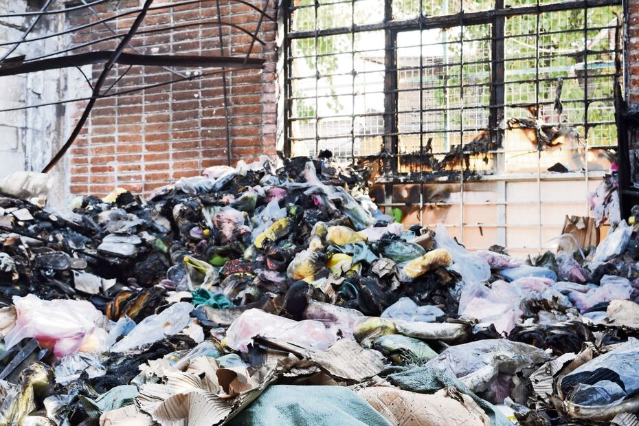 Locatarios calculan que la pérdida máxima fue de media tonelada de chanclas. Foto: Eduardo Castañeda | El Universal